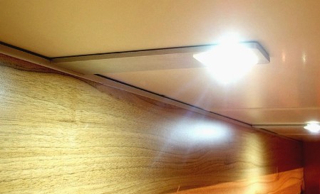 extra plochá LED svítilna pod kuchyňskou linku